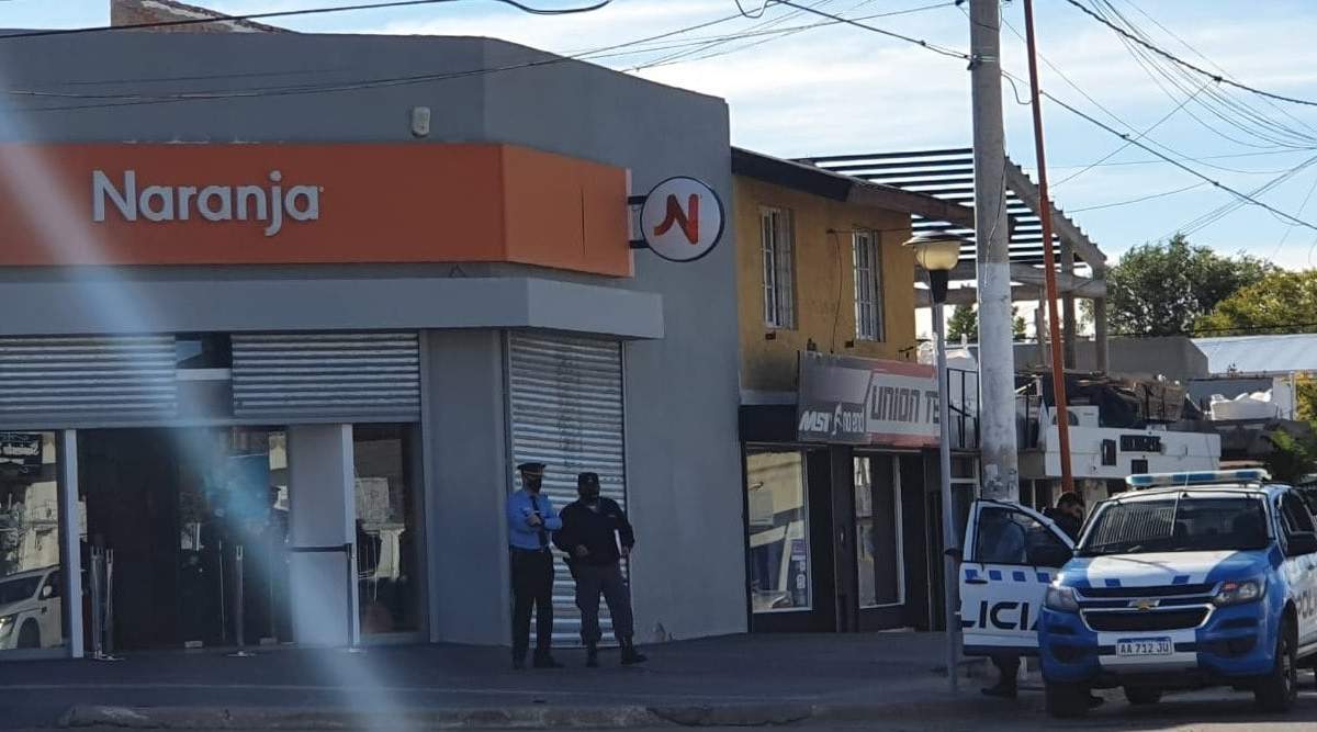 Robo armado en la sucursal de Tarjeta Naranja en Cutral Co. Fuente: (Twitter)