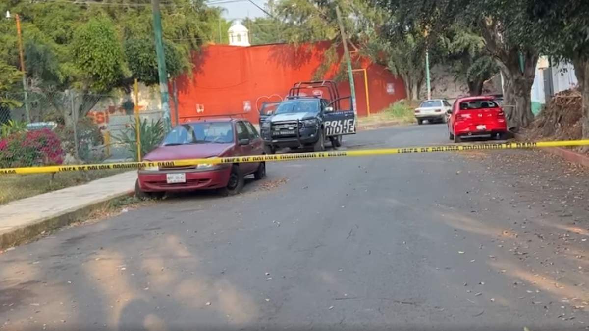 Fue descubierto el cuerpo de un hombre sin vida dentro de un taxi que fue abandonado por desconocidos en la Unidad Habitacional Teopanzolco, en Cuernavaca
