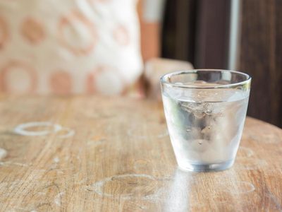 El simple truco para eliminar esas horribles marcas que los vasos dejan en los muebles de madera