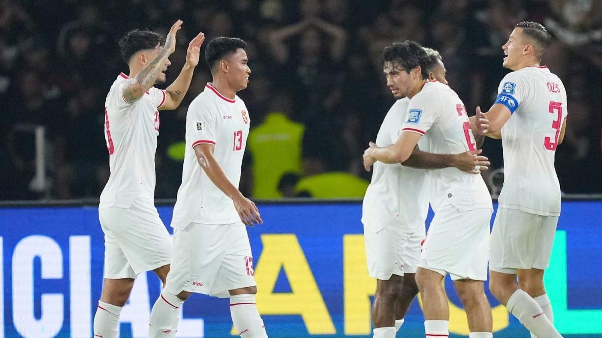 Los jugadores de Indonesia celebran tras vencer a Arabia Saudí en las eliminatorias del Mundial, el martes 19 de noviembre de 2024, en Yakarta