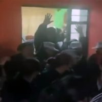 Intentan linchar a sacerdote en Xochimilco; lo acusan de cancelar la feria del pueblo (Videos)