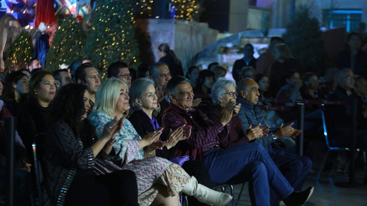 Conviven Américo y María con familias en concierto por Día de Reyes