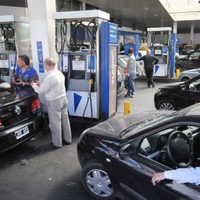 Cafiero aseguró que no está confirmado un aumento de naftas