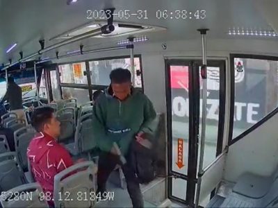 “Ya se la saben”: captan asalto en el que uno de los delincuentes disparó y golpeó al chofer