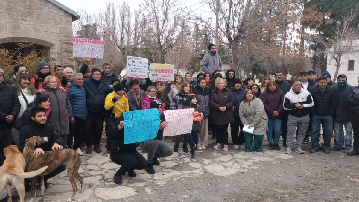 La comunidad de Las Lajas protesta por el cierre del Correo.