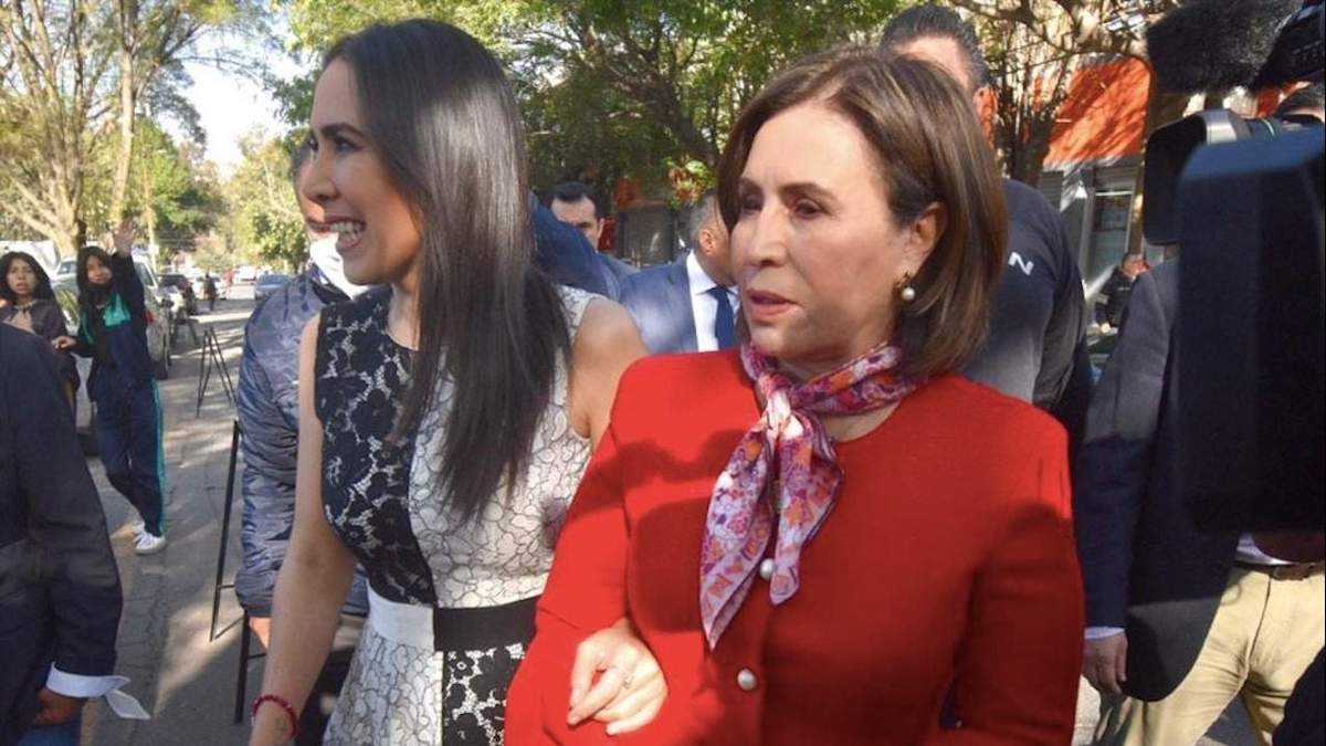 Rosario Robles (d) con Mariana Moguel (i)