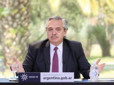 En el Día de la Bandera, Fernández pidió trabajar entre todos a pesar de las diferencias