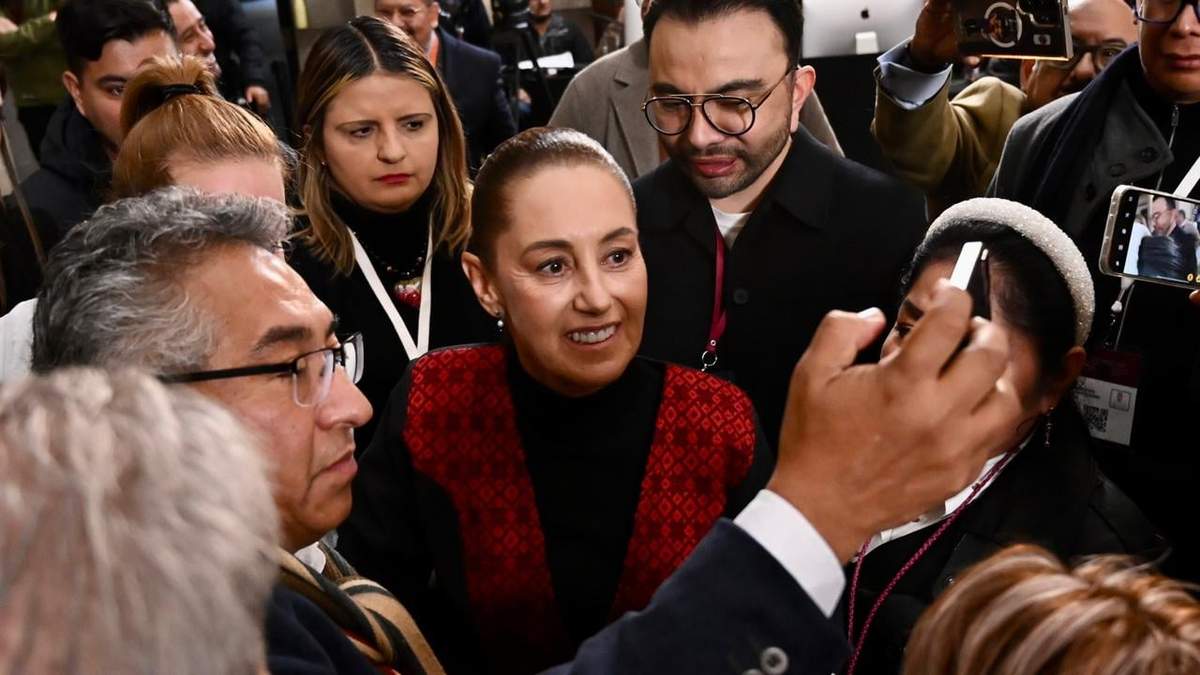 La presidenta convivió con reporteros de la fuente al terminar la conferencia de este martes