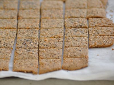 Salvá la merienda con estas crackers saludables con solo un ingrediente, fáciles, crocantes y muy deliciosas