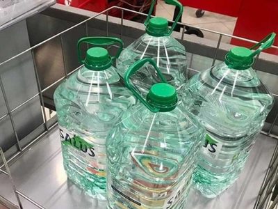 No tires los bidones de agua y reciclalos con esta idea súper práctica para organizar tu cocina
