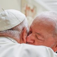 El Papa y  Luiz Inácio Lula da Silva hablan de la paz en un encuentro en el Vaticano