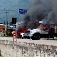 Maestros de los Altos de Chiapas queman camiones de la CFE y de Coca Cola