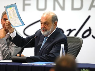 Slim asegura que Telmex “ya no es negocio” y culpa a gobiernos por no permitirle ofrecer TV de paga