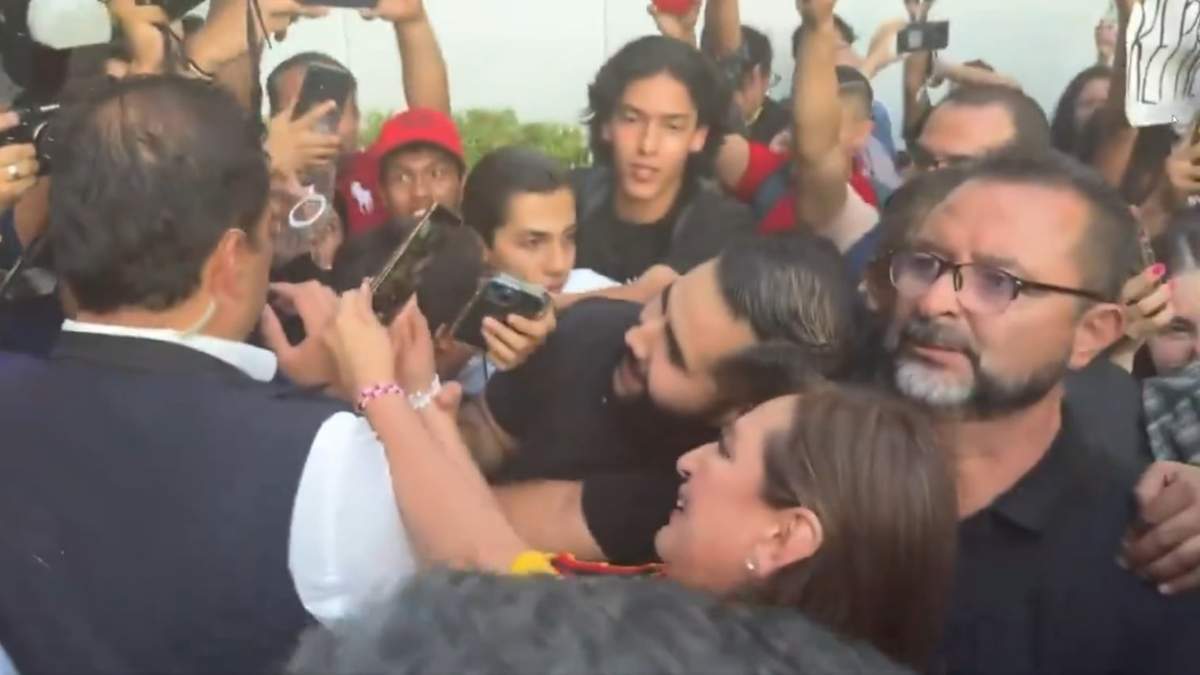 Xóchitl Gálvez salió del CUCEA entre gritos de rechazo y solicitudes de fotografías