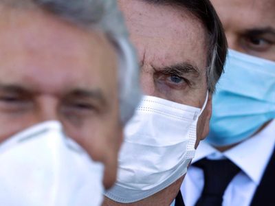 Bolsonaro contradice a su nuevo ministro de Salud: "quedándose en casa no se soluciona" el covid-19