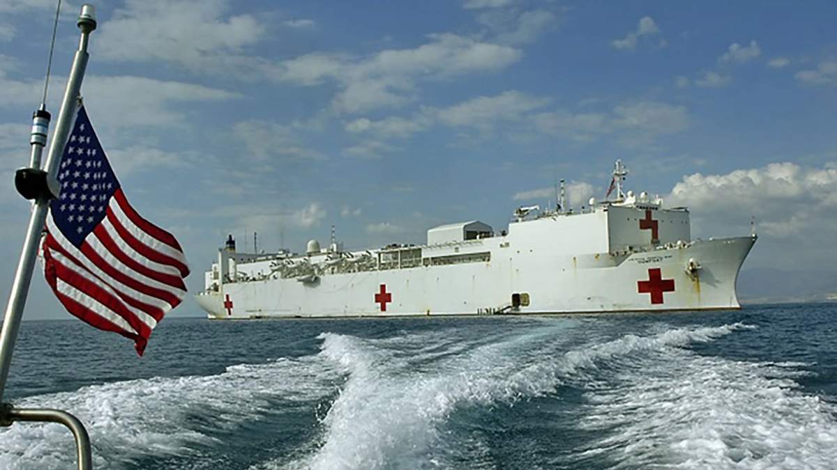 El barco hospital llegó para dar respiro a los hospitales del país. Fuente: (Twitter)