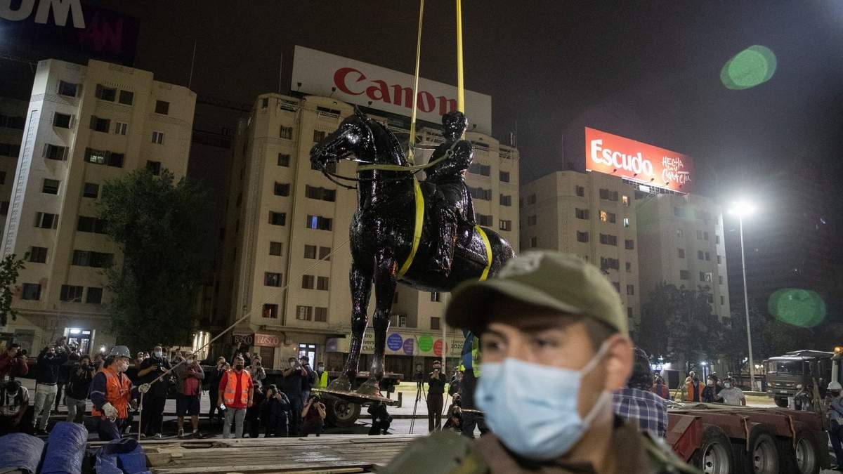 La estatua del general Baquedano fue retirada de la plaza que lleva su nombre tras ser vandalizada