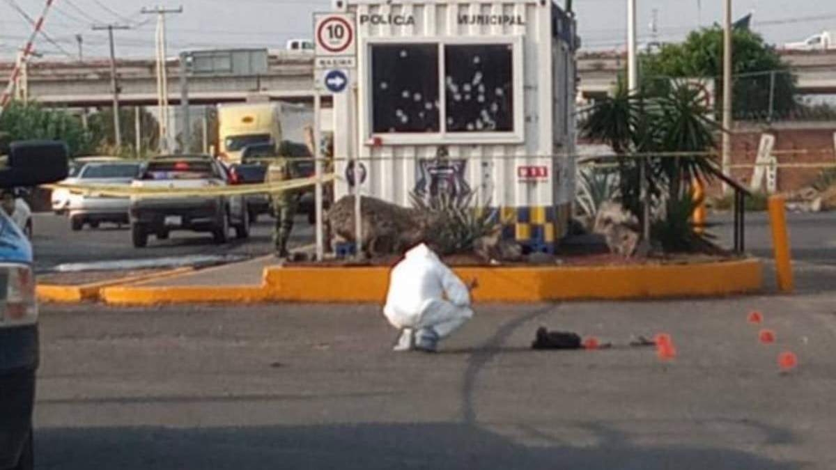 Una caseta de la Policía de Celaya, instalada en una gasolinera ubicada en la carretera alterna Celaya-Villagrán fue atacada la mañana de lunes