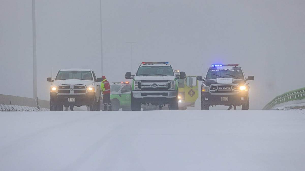 Autoridades municipales de Arteaga y Saltillo rociaron sal en los diversos puentes vehiculares para prevenir accidentes debido a la nevada en Coahuila