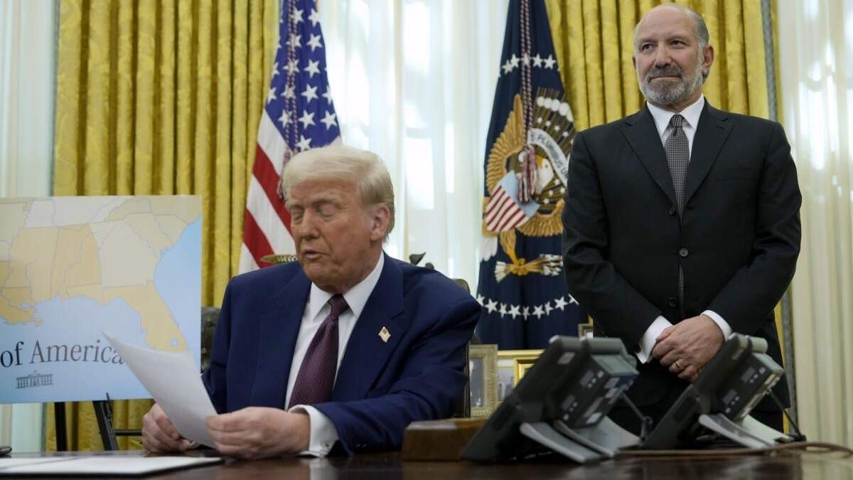 El secretario de Comercio Howard Lutnick escucha mientras el presidente Donald Trump habla después de firmar una orden ejecutiva en la Oficina Oval