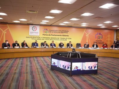 Gobernadores de Morena defienden propuesta de AMLO en arranque de Parlamento de Reforma Eléctrica