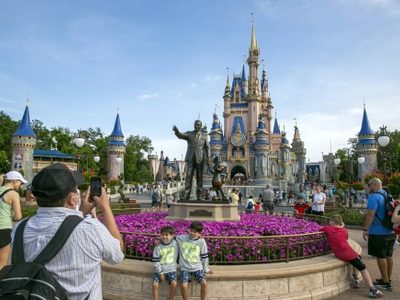 Disney suspende a trabajadores venezolanos tras perder estatus de protección