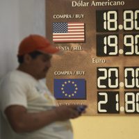 Peso avanza por debilidad del dólar y confianza del consumidor en México