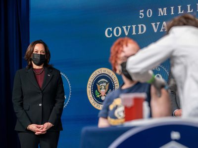 Kamala Harris se compromete a enviar más vacunas a México, tras llamada con AMLO