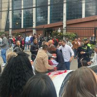 Miguel Uribe Turbay, aspirante presidencial en Colombia, recibe disparo en la cabeza (Videos)