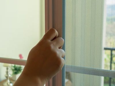 El trucazo para limpiar los mosquiteros de casa en menos de 10 minutos y sin arruinarlos