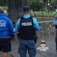 De no creer: vendía droga en una plaza de San Martín y tenía hasta una balanza