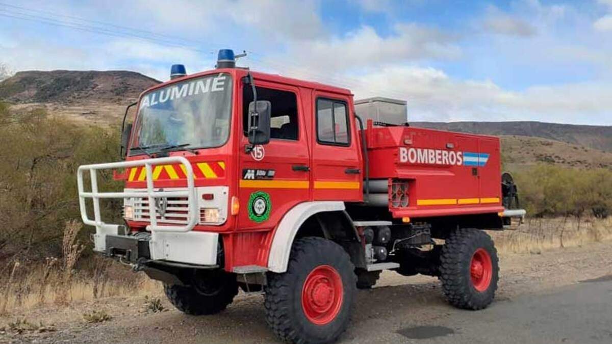 Renault M180, para incendios forestales de la Asociación de Bomberos Voluntarios de Aluminé. Fuente: (Facebook)