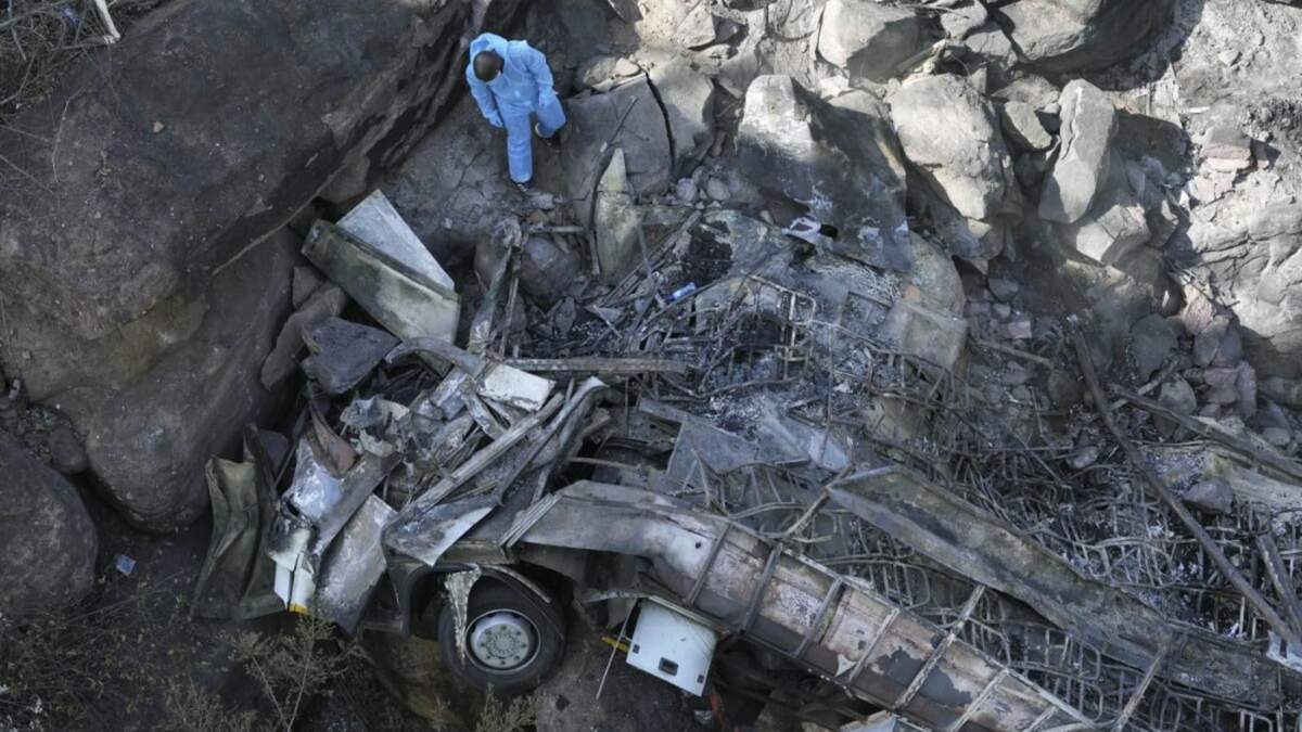 Un autobús destrozado está en el fondo de un barranco en el paso montañoso de Mmamatlakala entre Mokopane y Marken, 300 kilómetros (190 millas) al norte de Johanesburgo, Sudáfrica