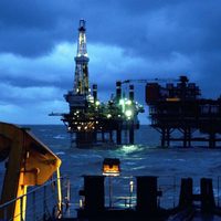 La petrolera china CNOOC anunció el descubrimiento de una reserva de petróleo y gas natural
