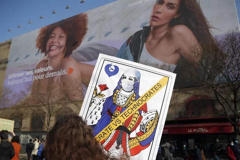 Activistas protestan contra el sexismo durante el Día de la Mujer el 8 de marzo de 2021
