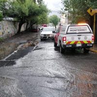 Cuatro personas mueren en auto arrastrado por la corriente en Cadereyta