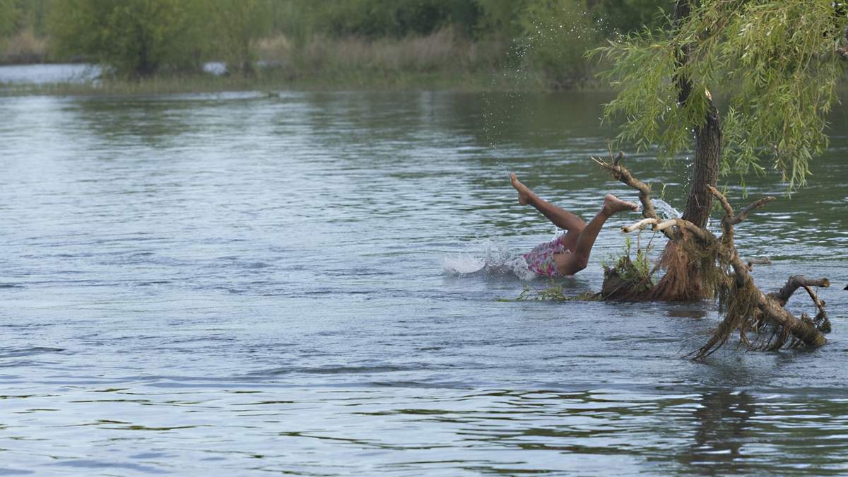 Todavía hay oportunidad para darse un buen chapuzón en el río Limay. Fuente: (Emiliano Ortiz)