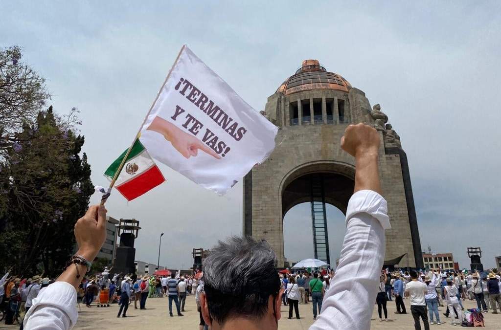 Un grupo de ciudadanos se manifestó este domingo