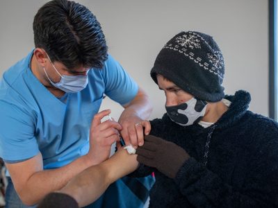 El país comenzó a vacunar a los menores contra el coronavirus: cuáles son los grupos priorizados