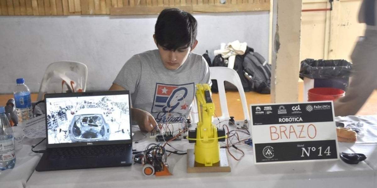 Estudiante que participó del Primer Encuentro Regional de Robótica en la EPET 8. Fuente: (Facebook)