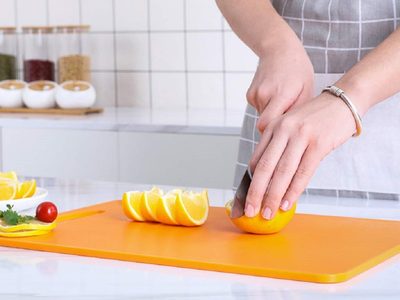 Si tenés una tabla de cocina vieja y corchos, no los tires: creá esto tan útil para recordar fechas importantes