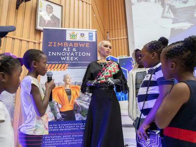 Sophia, el famoso robot e ícono global de la IA, conquista la feria de innovación de Zimbabue