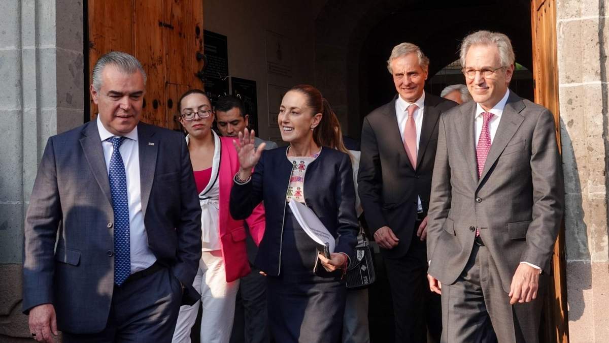 Francisco Cervantes Díaz, presidente del Consejo Coordinador Empresarial, Claudia Sheinbaum y Antonio del Valle Perochena, presidente de Grupo Kaluz
