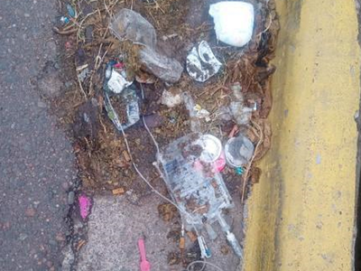 Alarma en Maipú por residuos patológicos tirados en plena calle frente al hospital Paroissien