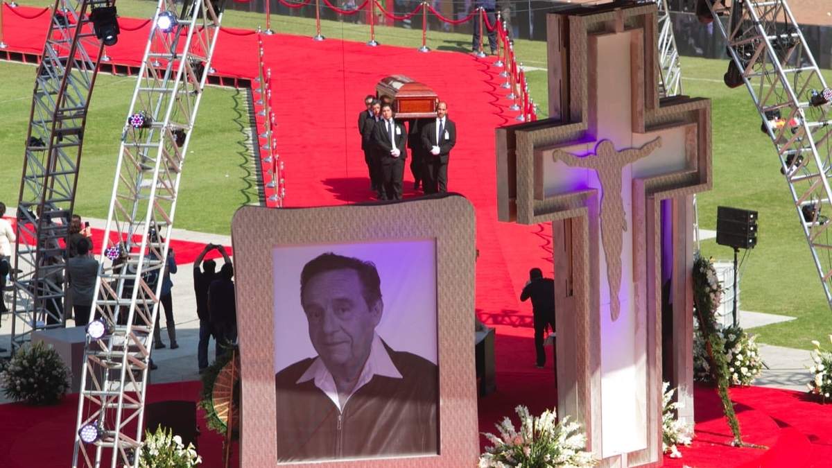Homenaje a Chespirito en el Azteca