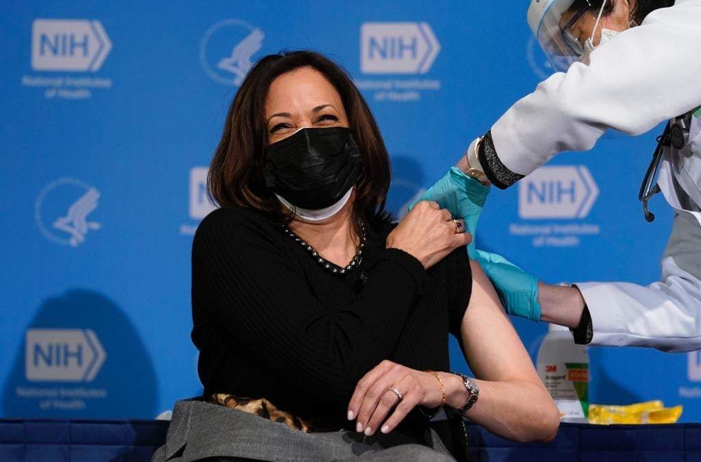 Segunda dosis de la vacuna Moderna a Kamala Harris