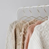 No tires tus sweaters y remeras estiradas y achicales el cuello con este increíble truco