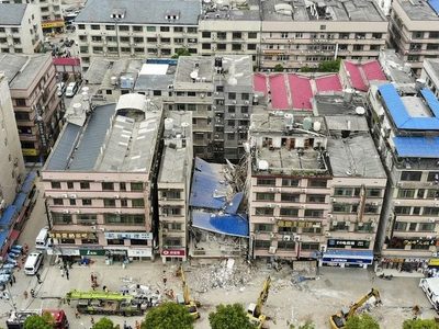 18 personas quedaron atrapadas tras colapso de edificio de ocho pisos en el centro de China