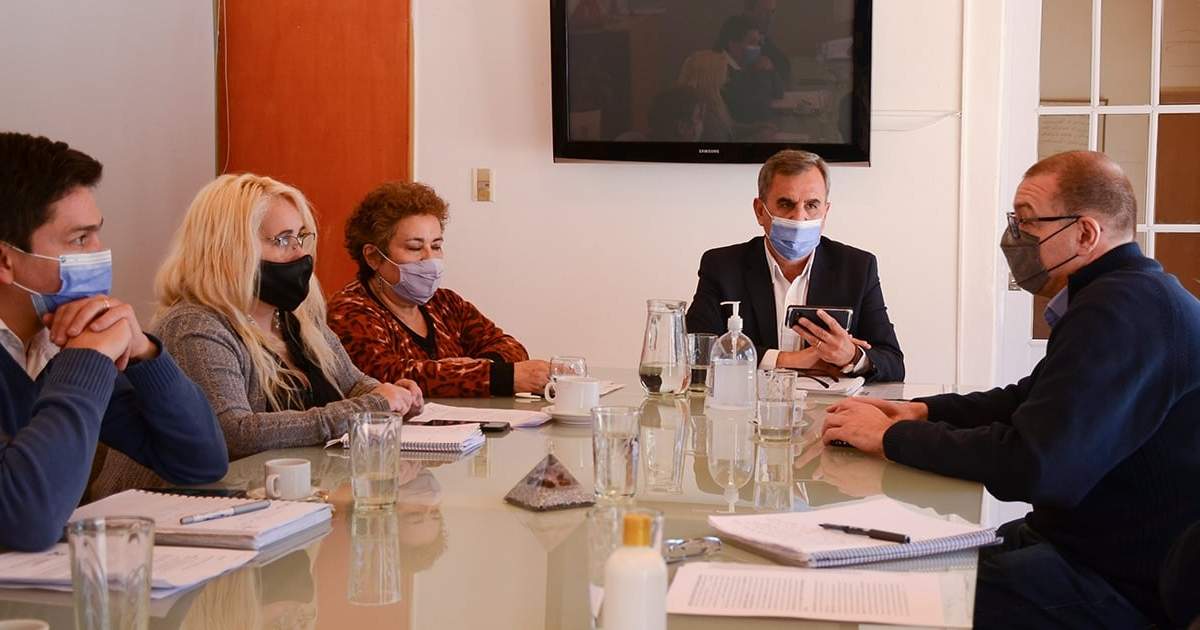 Las autoridades del EPEN junto a la intendenta de Senillosa. Fuente:(Twitter)