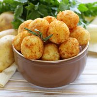 Bolitas crunchies de papa, el snack fácil y perfecto para volverte la sensación en esa picada con amigos